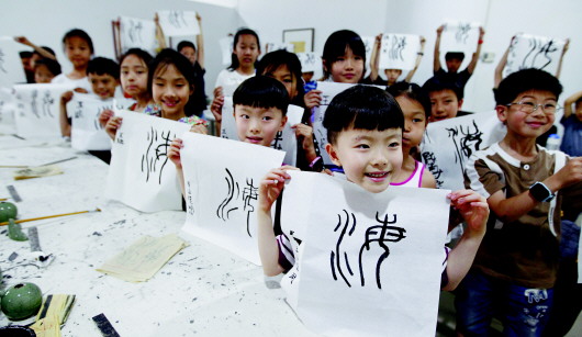 暑假托管班火爆：孩子可学习 还解决饮食问题