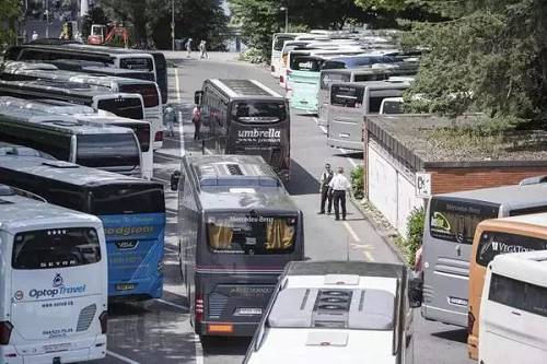 中国1.2万“超级旅行团”震惊瑞士！做直销的海外旅游到底有多野...