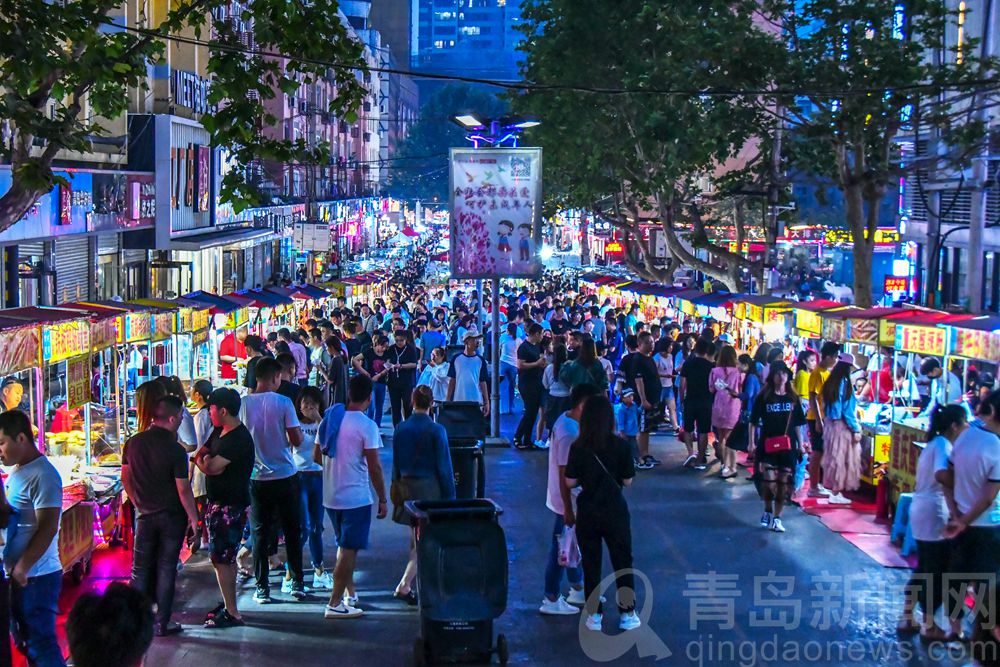 经过多年不懈探索和经营,李村商圈夜生活繁华而又独具特色:夏夜逛李村