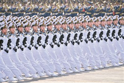 10月1日,庆祝新中国成立70周年阅兵中,海军方队在行进.新华社图