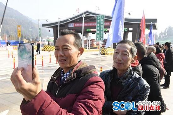 通江通高速公路 四川秦巴山区实现县县通高速