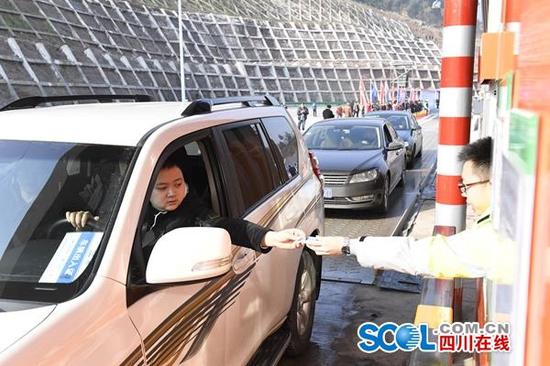 通江通高速公路 四川秦巴山区实现县县通高速